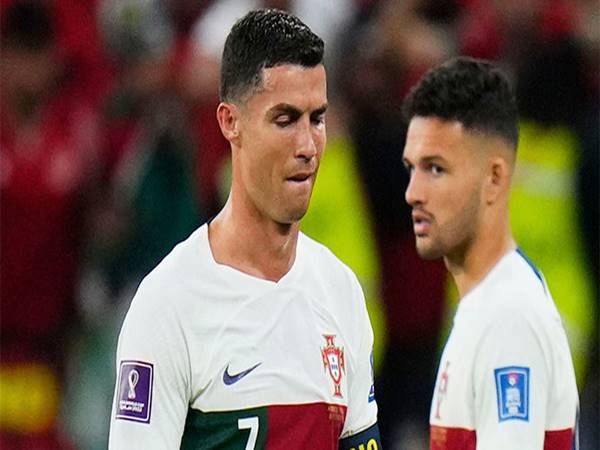 Tin bóng đá 12/12: Ronaldo cúi đầu chia tay World Cup