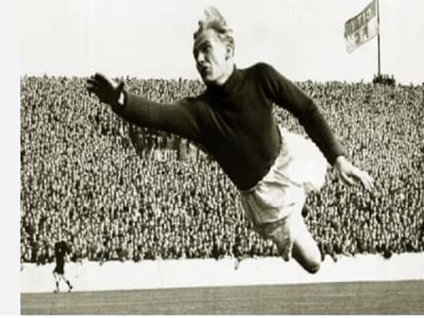 Bert Trautmann là thủ môn Man City huyền thoại
