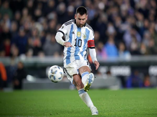 Những cú sút phạt để đời của Messi