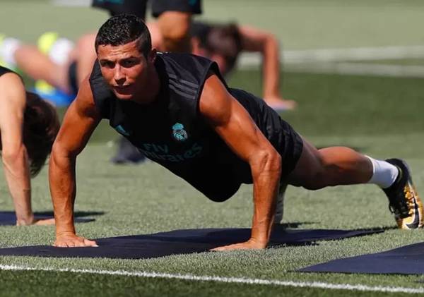 Ronaldo tập luyện