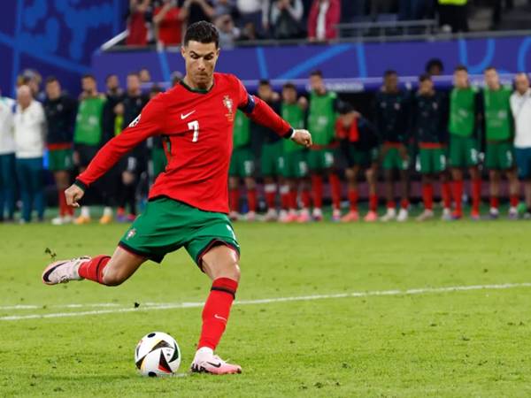 Ronaldo thuận chân nào? Bí mật sau đôi chân siêu sao