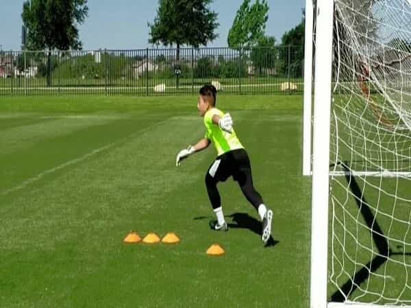 Cách luyện tập để thủ môn không sợ bóng Cách luyện tập để thủ môn không sợ bóng